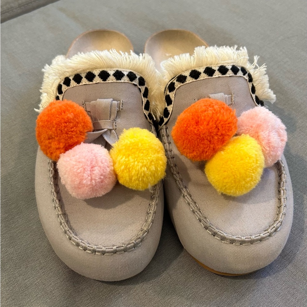 Super Cute Gianni Bini Gray Pom Pom Mules Slides Shoes EUC Size 8 Super Comfy - Picture 4 of 5
